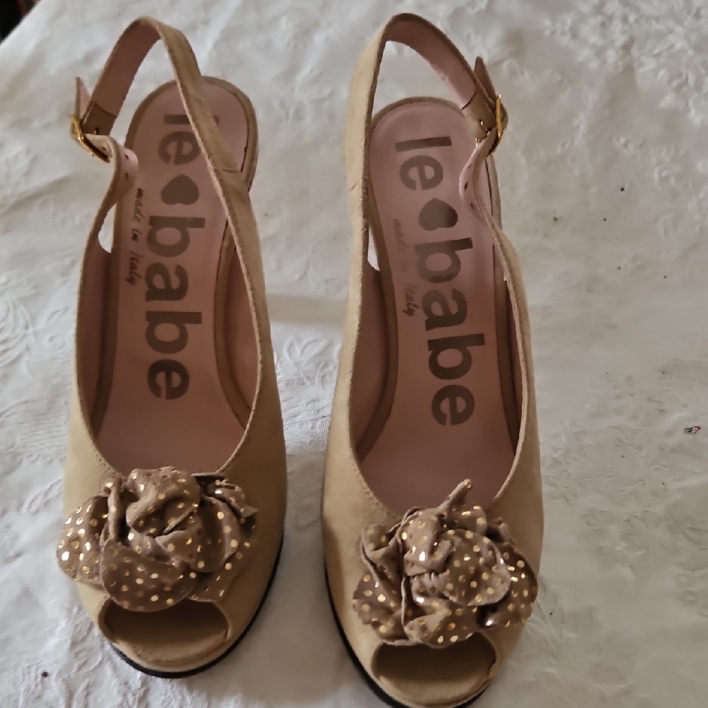 Women's Tan Suede Slingback Heels With Gold Floral Detail.  Size 6